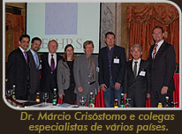 Foto do Dr. Márcio e colegas especialistas de vários países no Congresso de Restauração Capilar