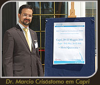 Dr. Márcio Crisóstomo em Capri na entrada do Congresso