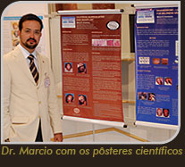 Dr. Márcio ao lado dos Pôsteres Científicos