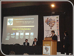 Dr. Márcio durante apresentação cientifica no 4º Congresso Brasileiro de Restauração Capilar