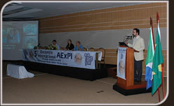 Foto do Dr. Márcio Crisóstomo apresentando V Encontro Internacional da Associação dos Ex-alunos do Prof. Ivo Pitanguy 