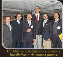 Foto do Dr. Márcio Crisóstomo e colegas brasileiros e de outros países