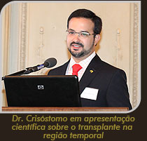 Foto do Dr. Márcio na apresentação científica sobre o transplante na região temporal