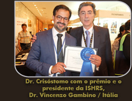 Dr. Crisóstomo com o prêmio e o presidente da ISHRS, Dr. Vincenzo Gambino / Itália